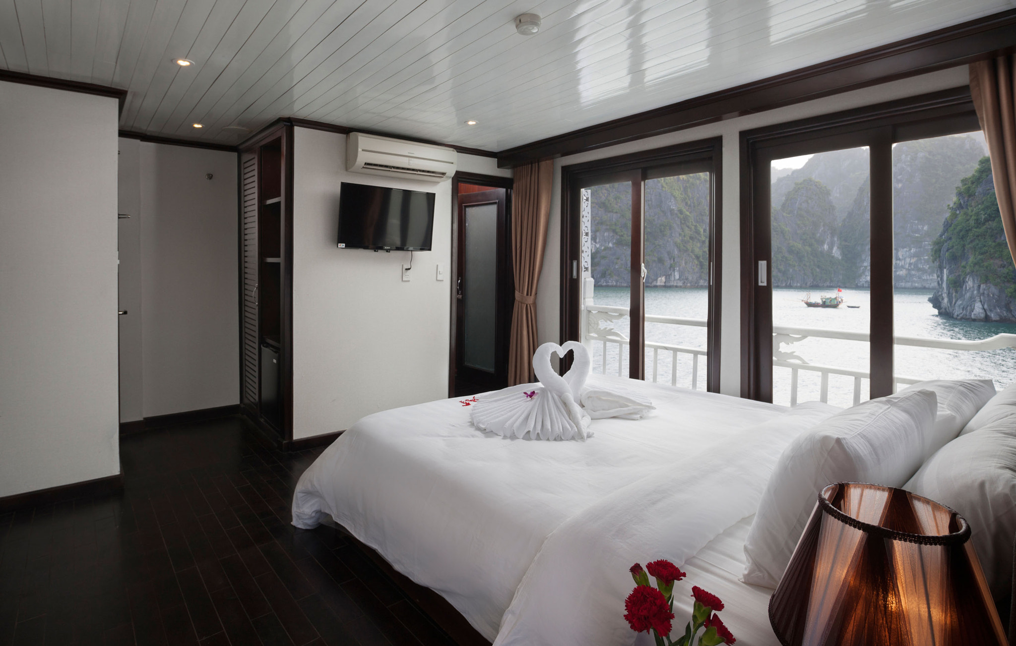 Canon EOS-1Ds Mark III sample photo. Aclass cruises in halong bay photography
