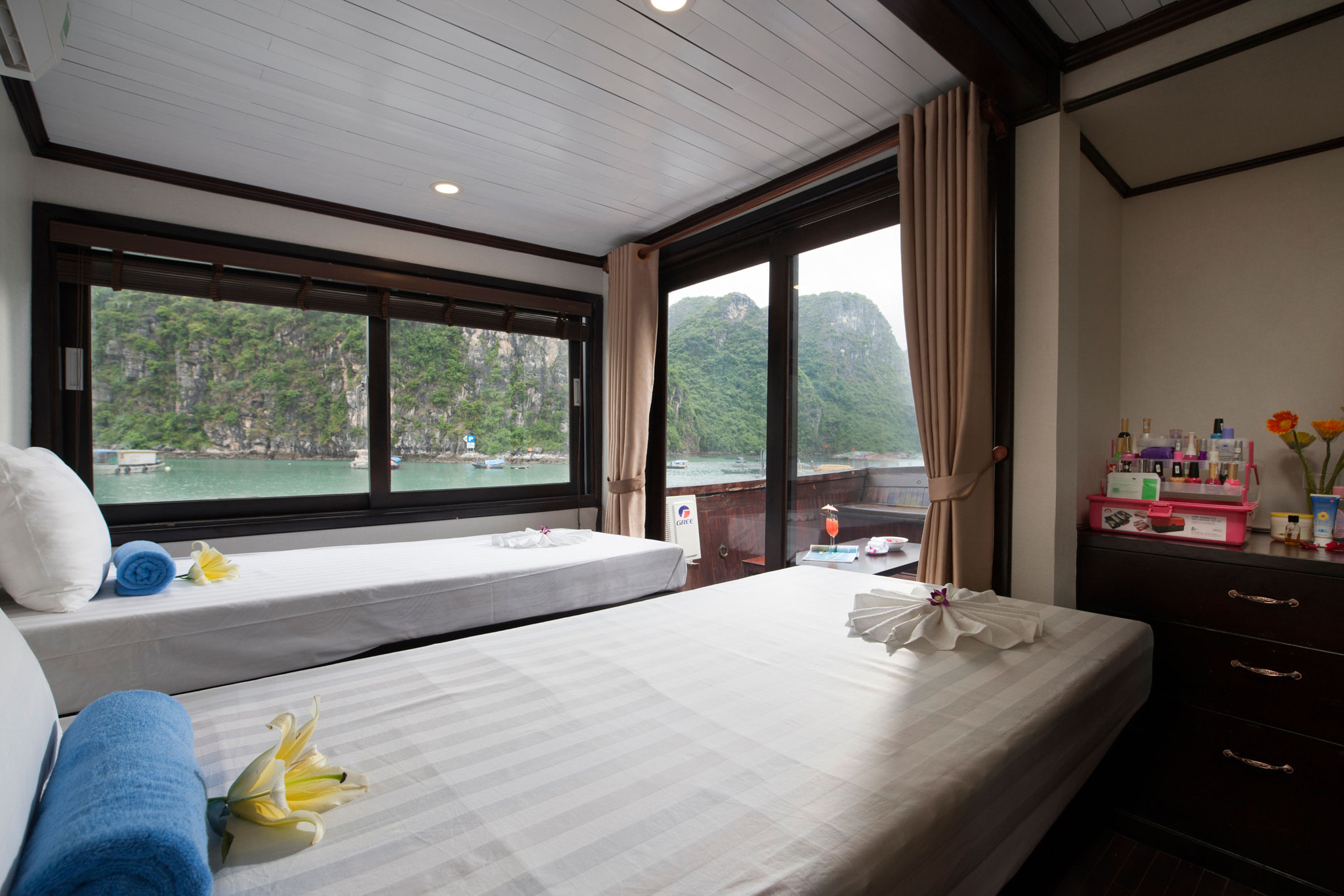 Canon EOS-1Ds Mark III sample photo. Aclass cruises in halong bay photography