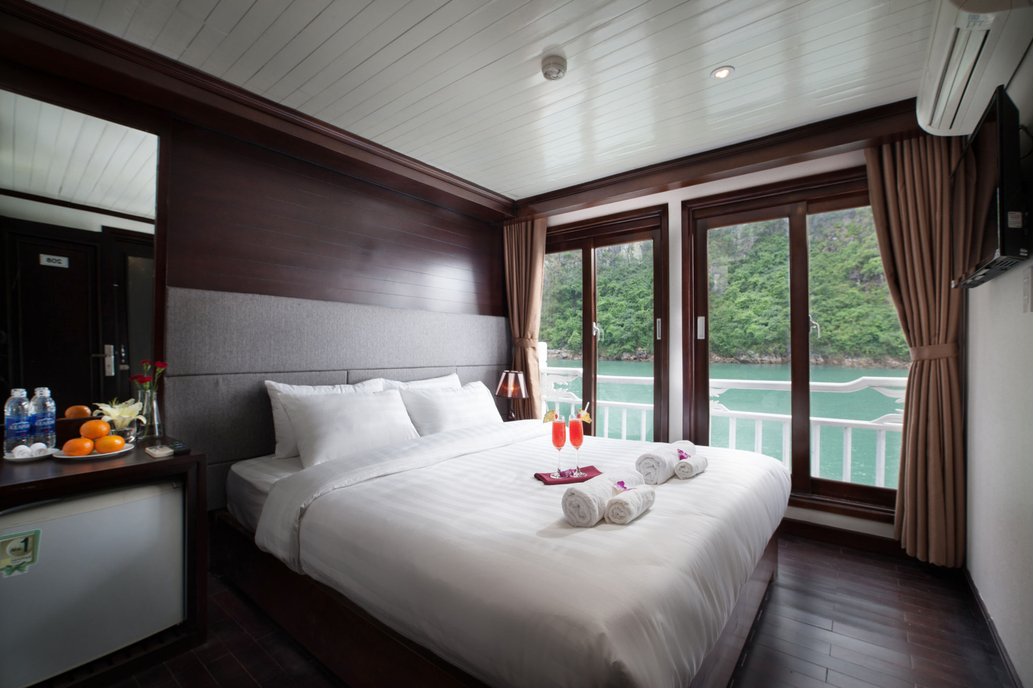 Canon EOS-1Ds Mark III sample photo. Aclass cruises in halong bay photography