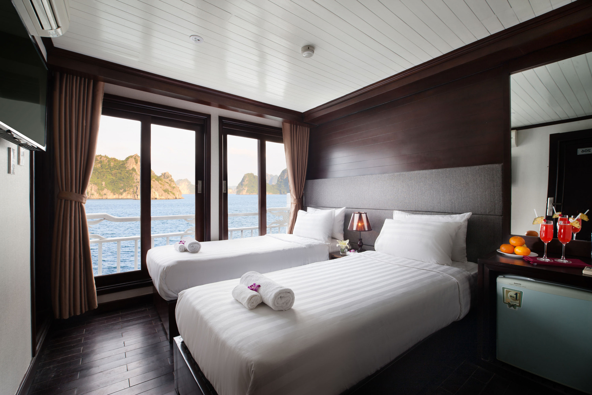 Canon EOS-1Ds Mark III sample photo. Aclass cruises in halong bay photography