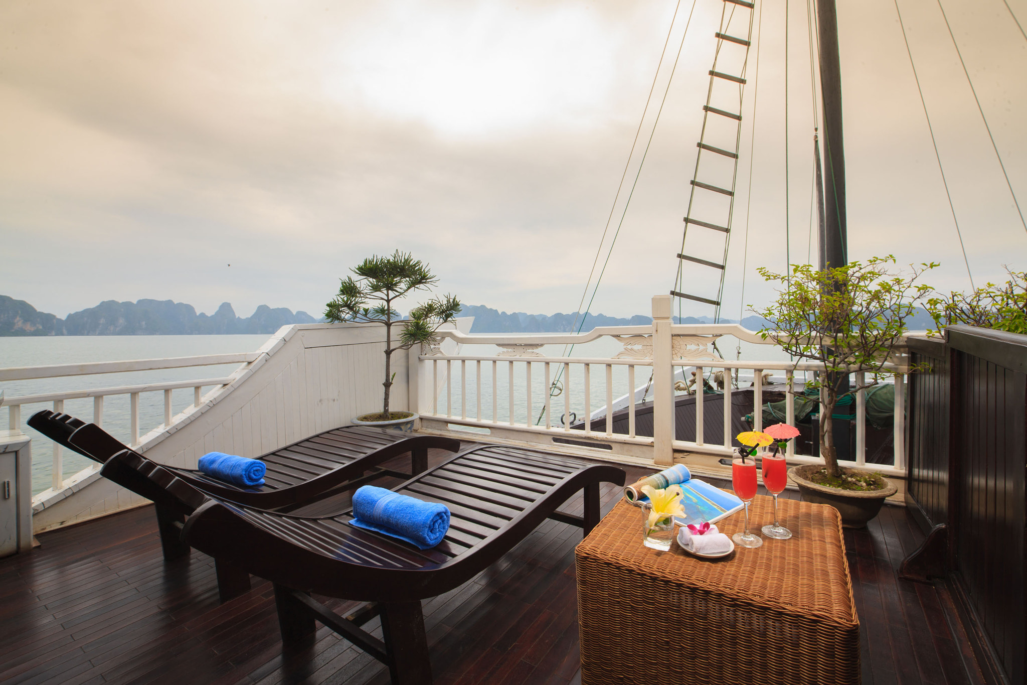 Canon EOS-1Ds Mark III sample photo. Aclass cruises in halong bay photography
