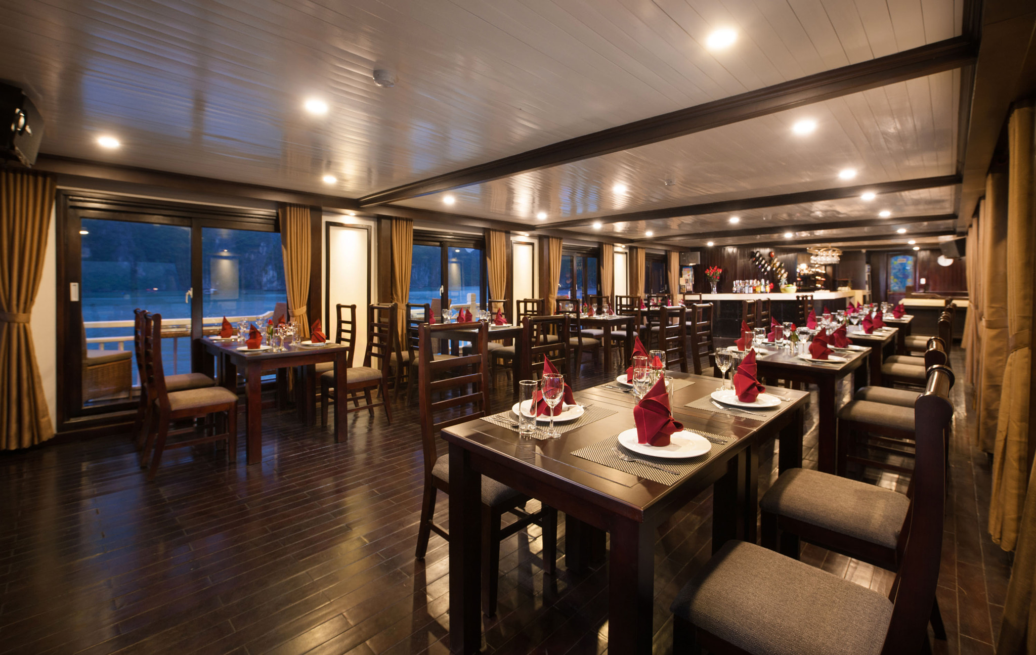 Canon EOS-1Ds Mark III sample photo. Restaurant photography