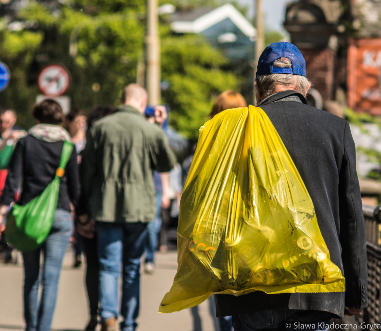 Nikon D7100 + AF Zoom-Nikkor 70-210mm f/4 sample photo. Street photography