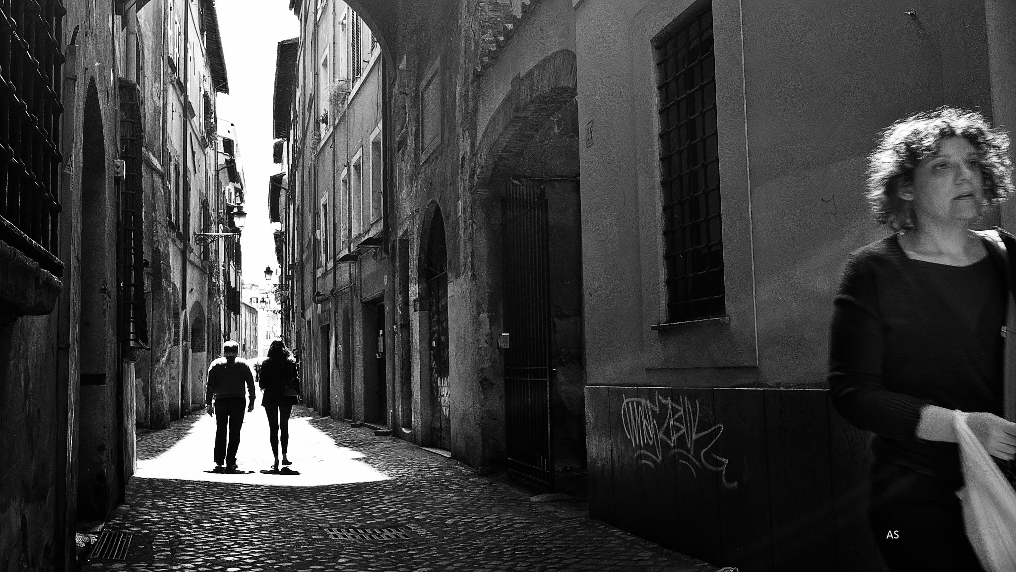 Panasonic Lumix DMC-GX7 + OLYMPUS M.9-18mm F4.0-5.6 sample photo. A roma passing by photography