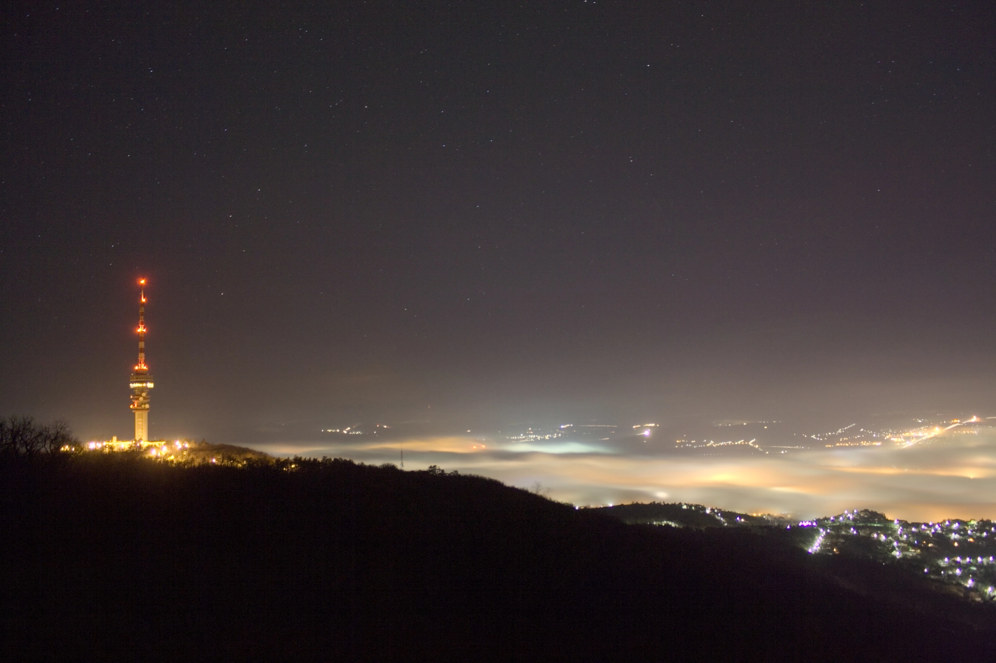 Canon EOS 1000D (EOS Digital Rebel XS / EOS Kiss F) sample photo. Blanket of the city photography