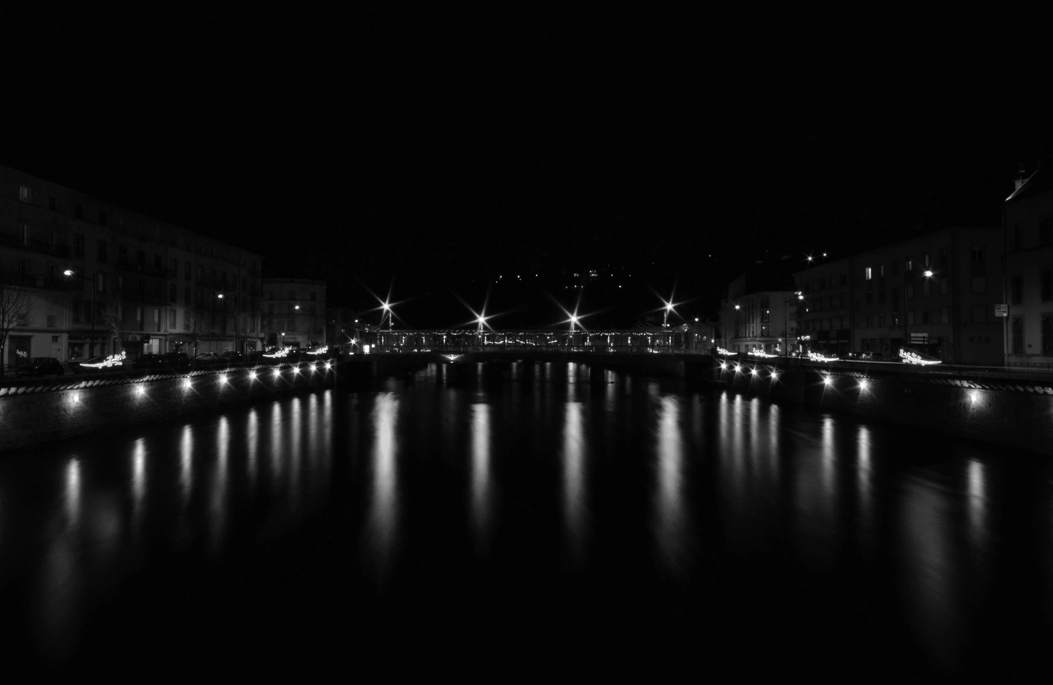 Nikon D3100 + Nikon AF Nikkor 35mm F2D sample photo. Epinal by night nb photography