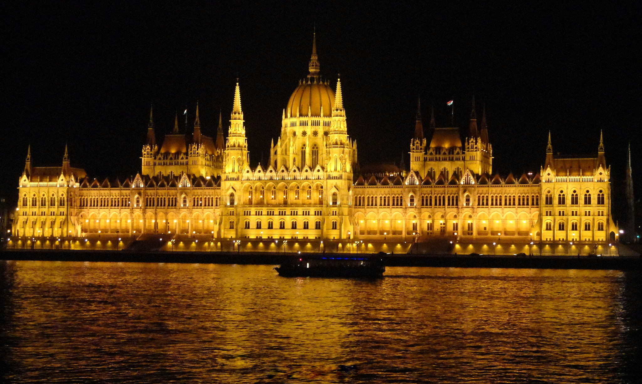 Sony DSC-W580 sample photo. Budapest parliament building photography