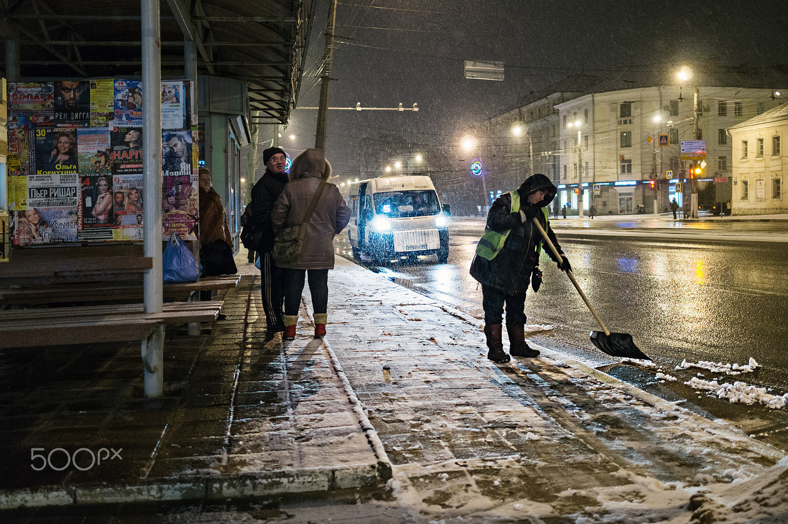 Sony Alpha a5000 (ILCE 5000) + Sony Sonnar T* E 24mm F1.8 ZA sample photo. Bus stop photography