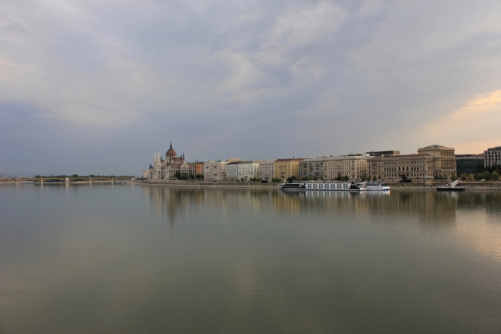 Canon EOS 550D (EOS Rebel T2i / EOS Kiss X4) + Canon EF-S 18-55mm F3.5-5.6 IS sample photo. Dawn at budapest photography