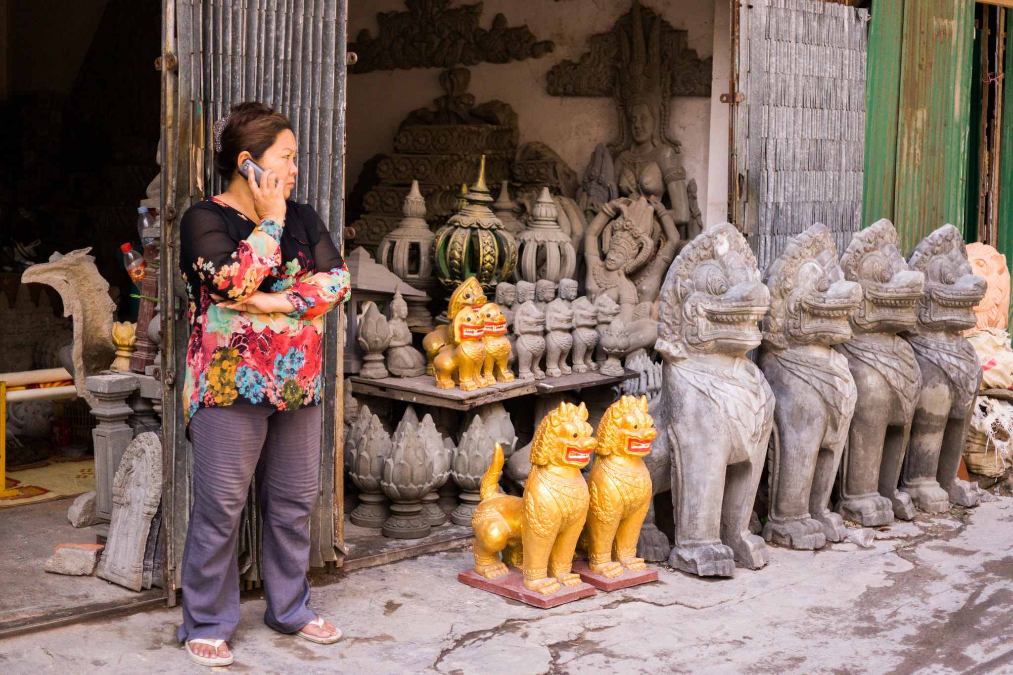 Sony Alpha NEX-7 + E 32mm F1.8 sample photo. Sculture's shop ii photography