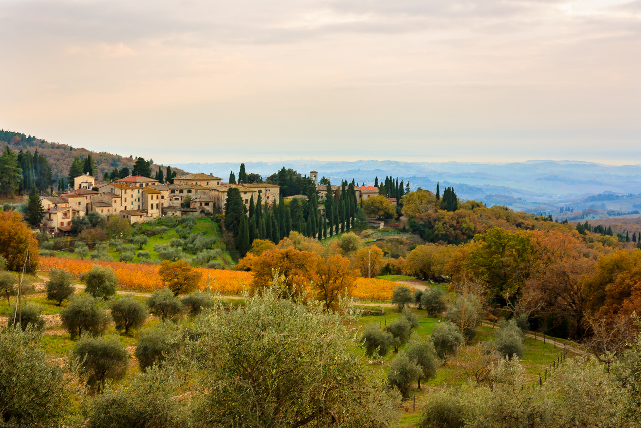 Canon EOS 450D (EOS Rebel XSi / EOS Kiss X2) sample photo. Hilltop town in tuscany photography