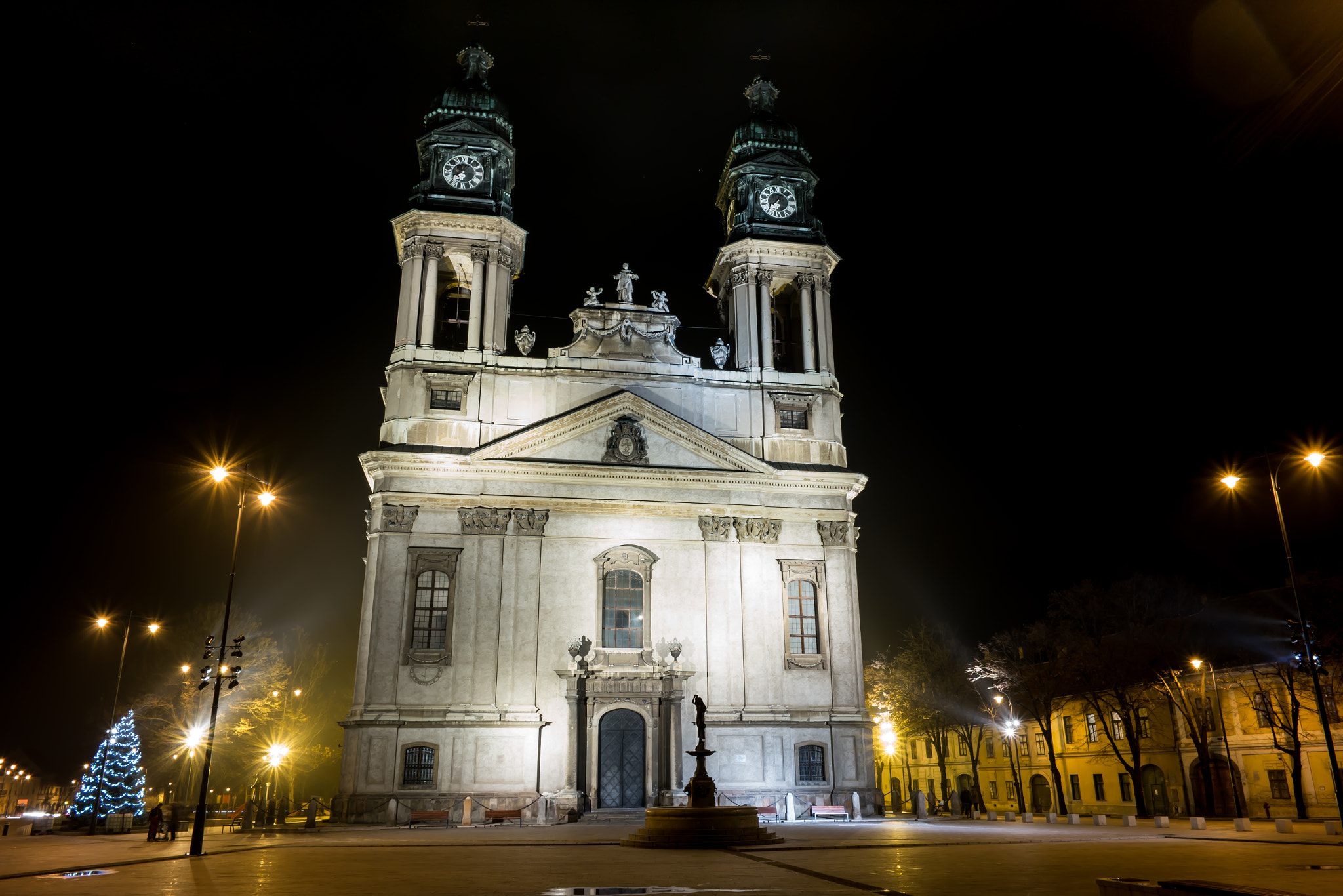 Samsung NX30 + Samsung NX 16mm F2.4 Pancake sample photo. Main square, pápa, hungary photography