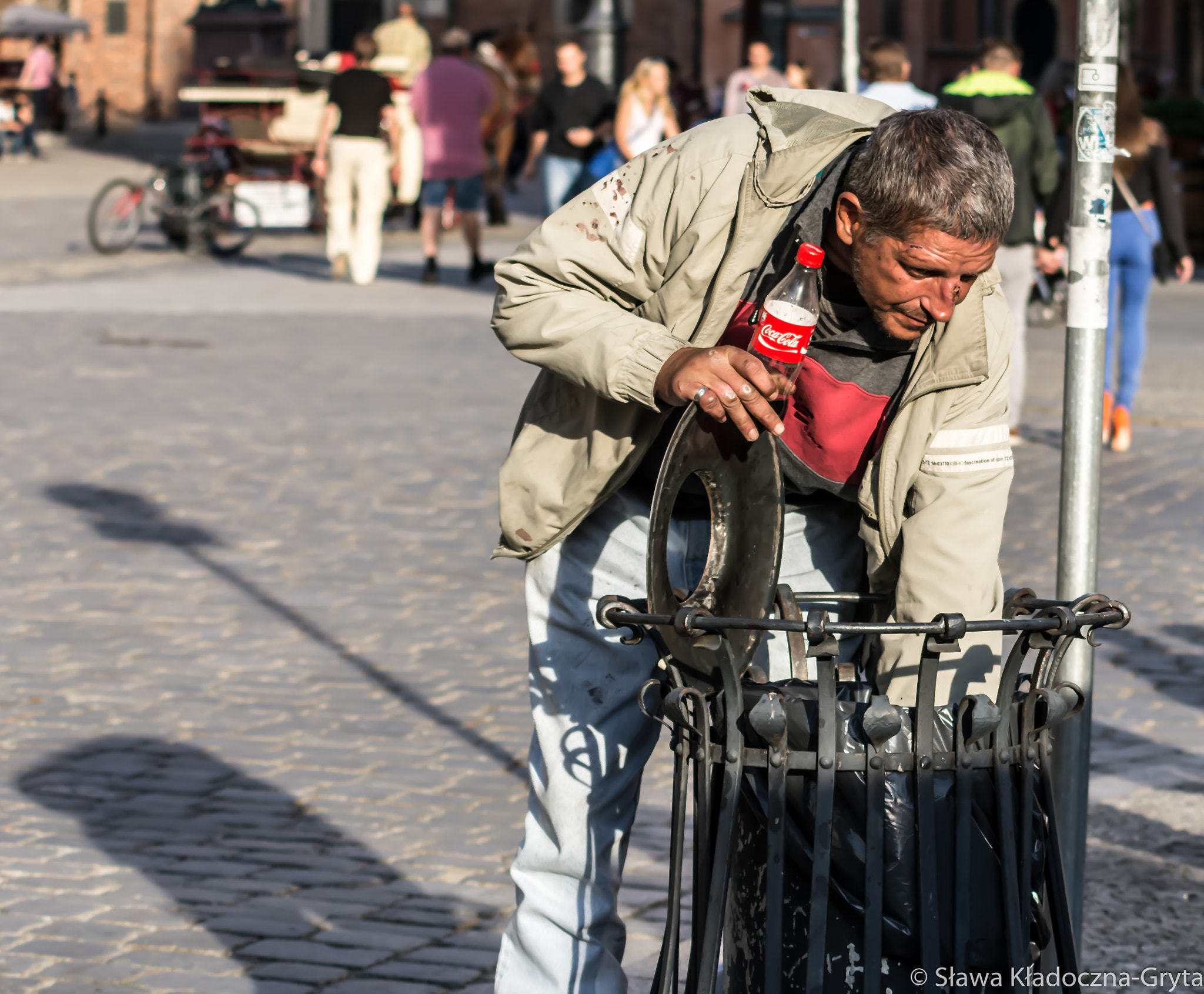 Nikon D7100 + AF Zoom-Nikkor 70-210mm f/4 sample photo. Street photography