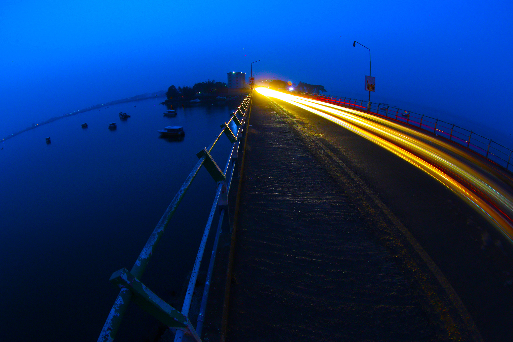 Canon EF 8-15mm F4L Fisheye USM sample photo. Aberdeen bridge photography