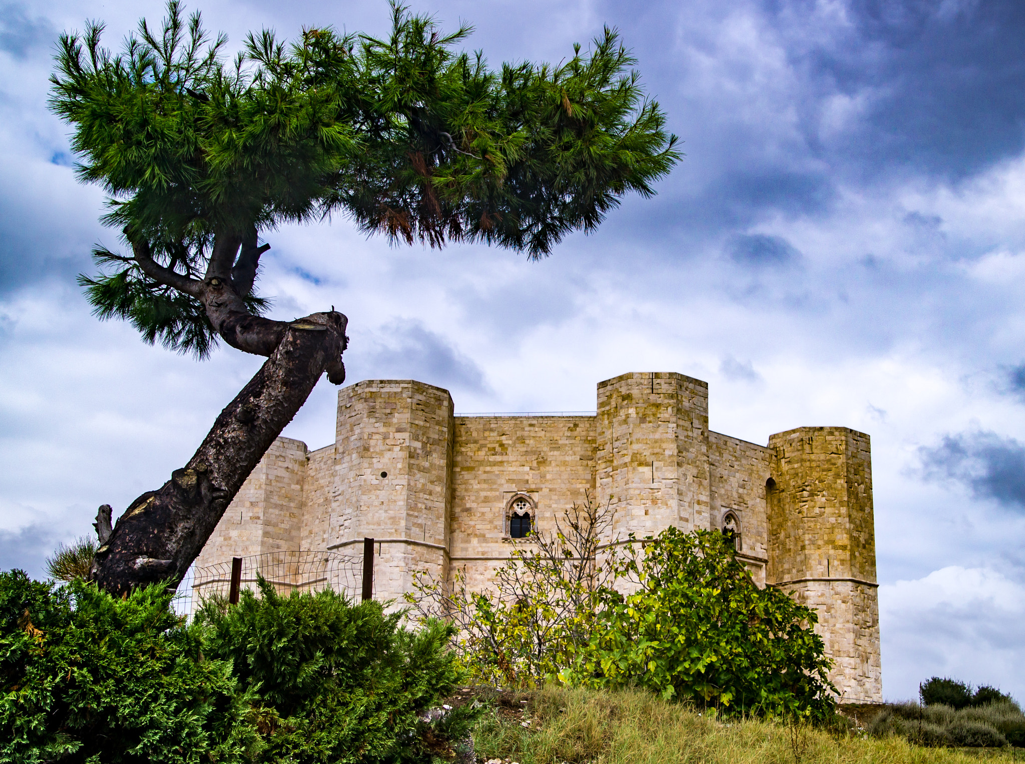 Tamron 18-270mm F3.5-6.3 Di II PZD sample photo. Castel del monte photography
