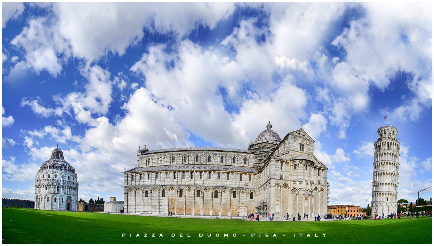 Sigma 12-24mm F4.5-5.6 EX DG Aspherical HSM sample photo. Piazza del duomo photography