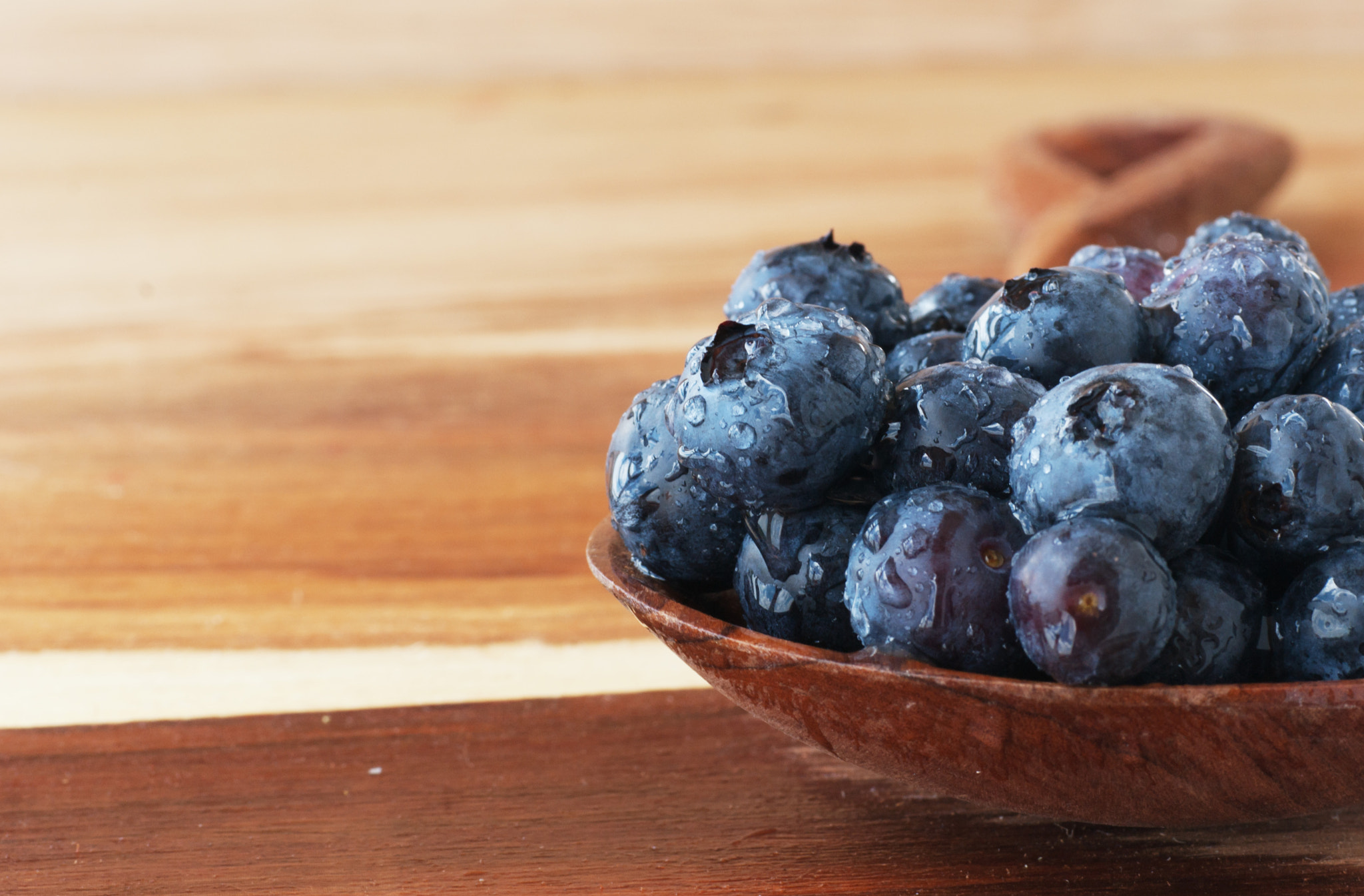 Sony Alpha DSLR-A380 + Sigma 70mm F2.8 EX DG Macro sample photo. Big ripe blueberries on a wooden spoon, selective focus photography