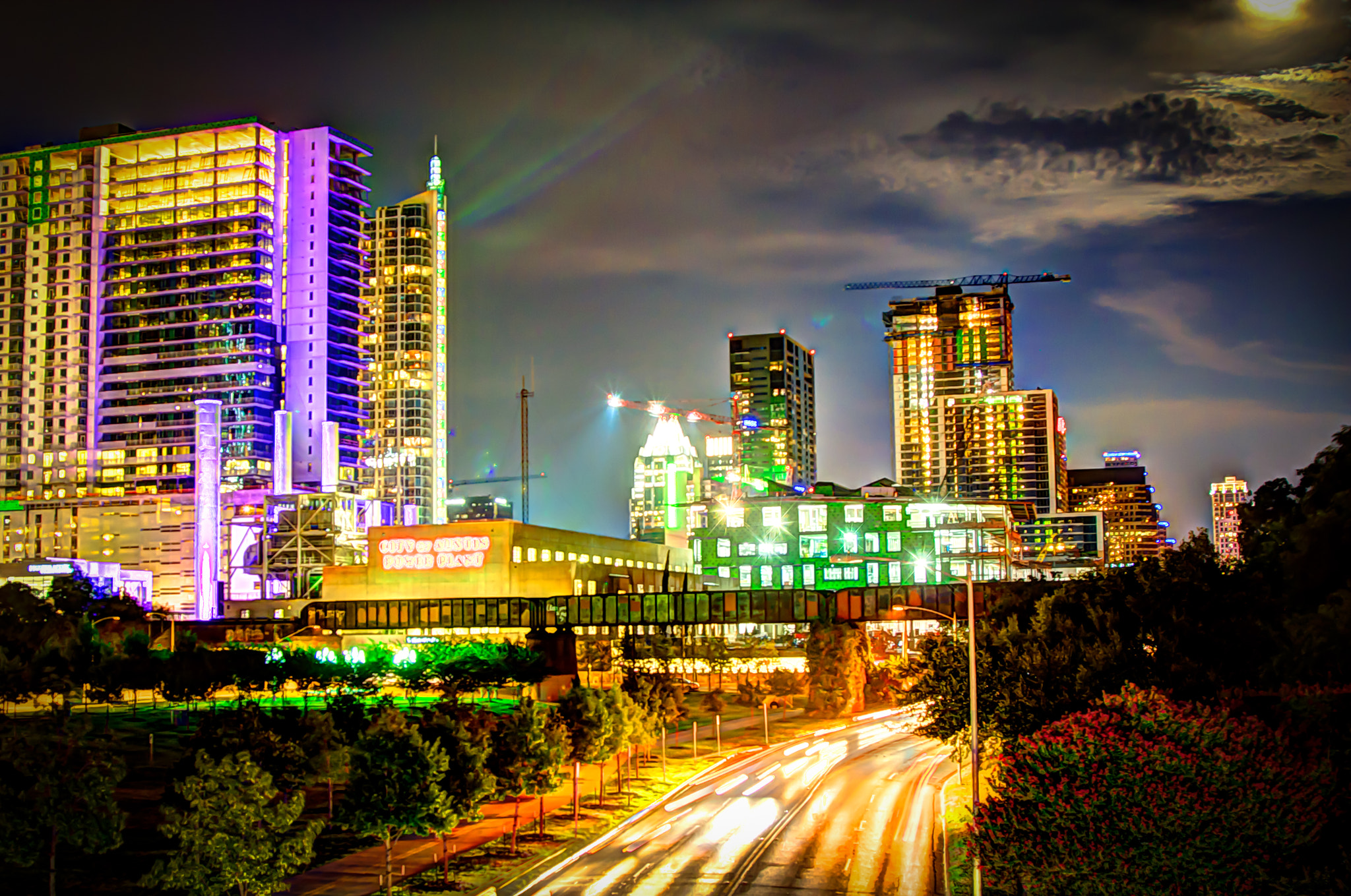 Canon EOS 1000D (EOS Digital Rebel XS / EOS Kiss F) sample photo. Full moon over austin at cesar chavez st. photography