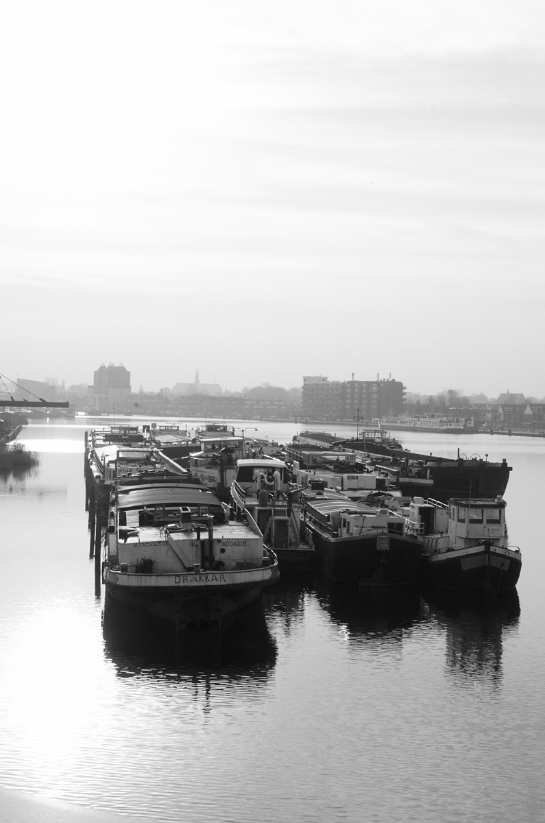 AF Zoom-Nikkor 28-70mm f/3.5-4.5D sample photo. Ships and skyline photography