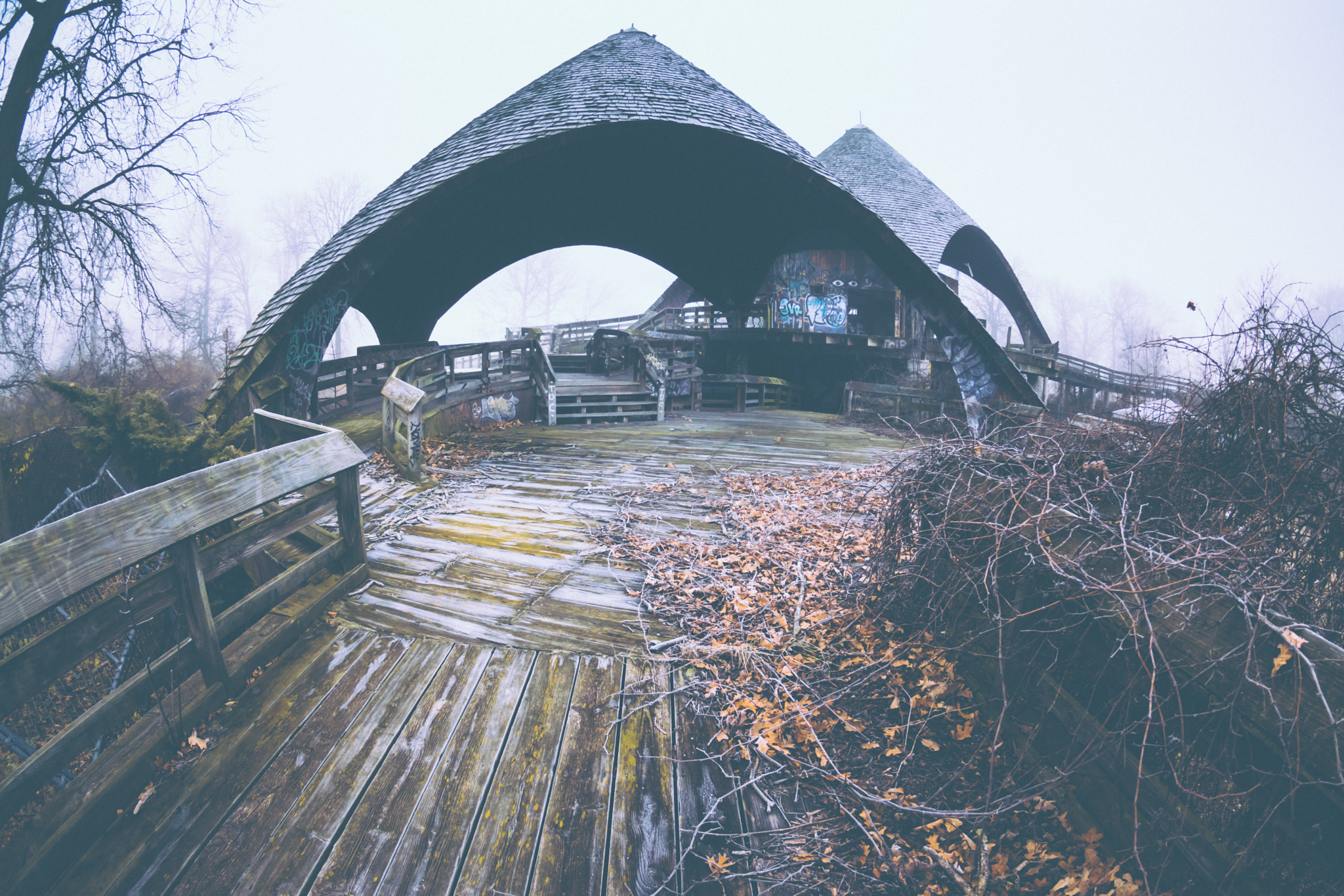 Sony SLT-A65 (SLT-A65V) + Sigma 10mm F2.8 EX DC HSM Diagonal Fisheye sample photo. Abandoned zoo photography