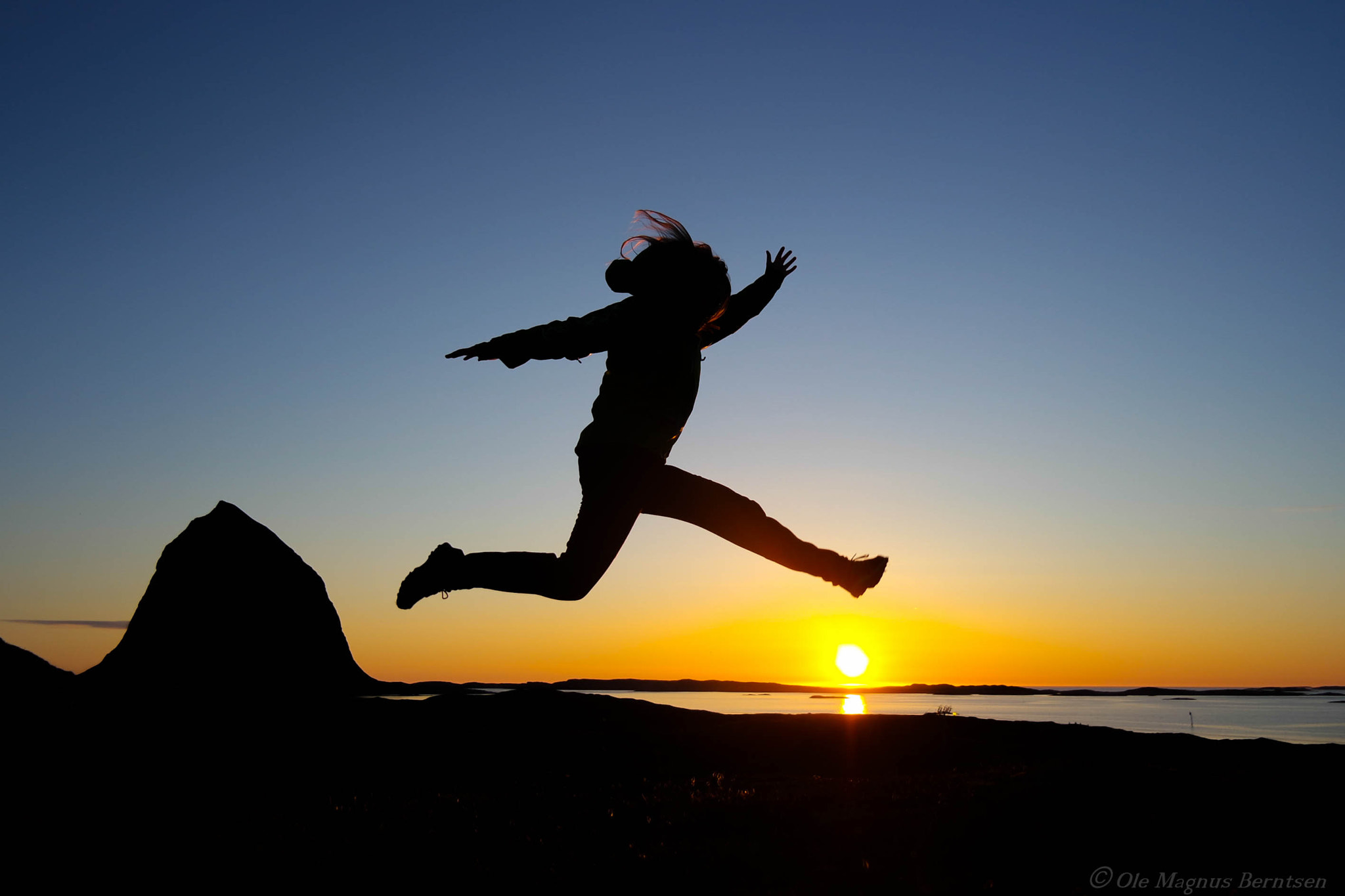 Samsung NX3000 + NX 18-55mm F3.5-5.6 sample photo. Girl jumps in sunset photography