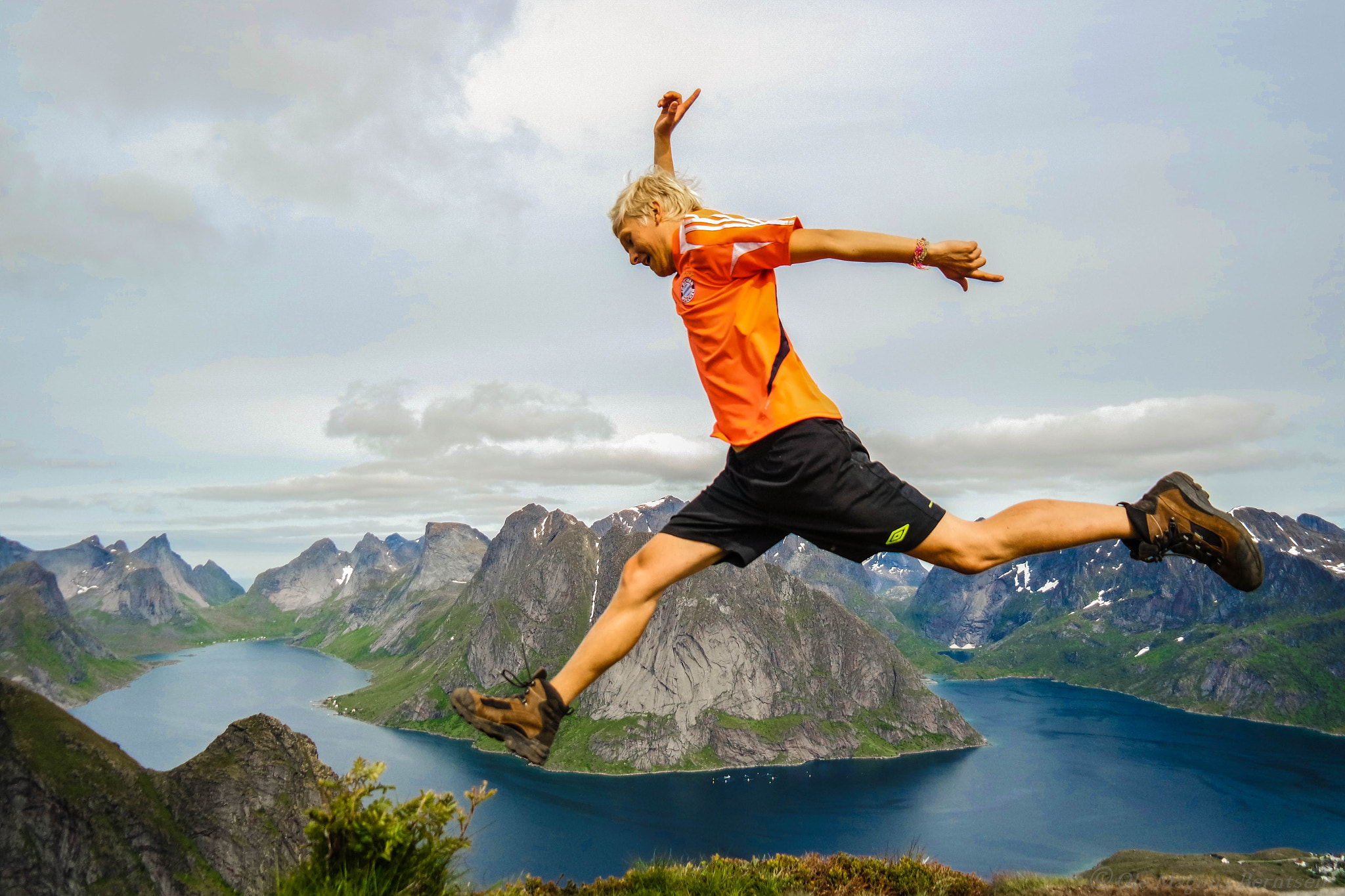 Samsung NX3000 + NX 18-55mm F3.5-5.6 sample photo. Me jumping in lofoten photography