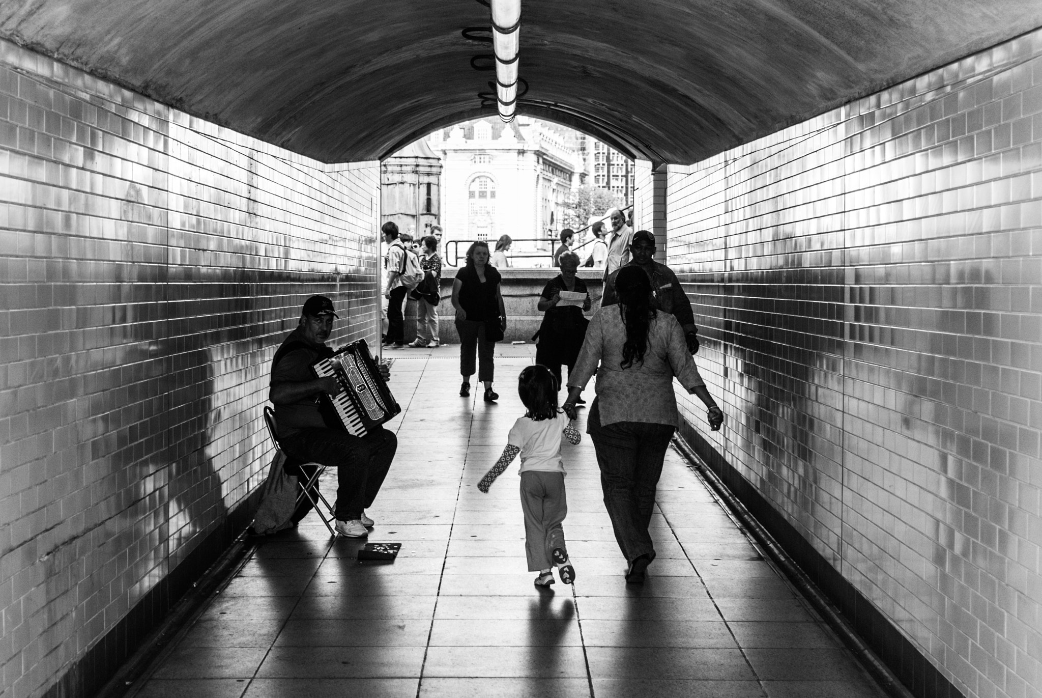 Sony Alpha DSLR-A300 + 35-70mm F4 sample photo. Busking at westminster photography