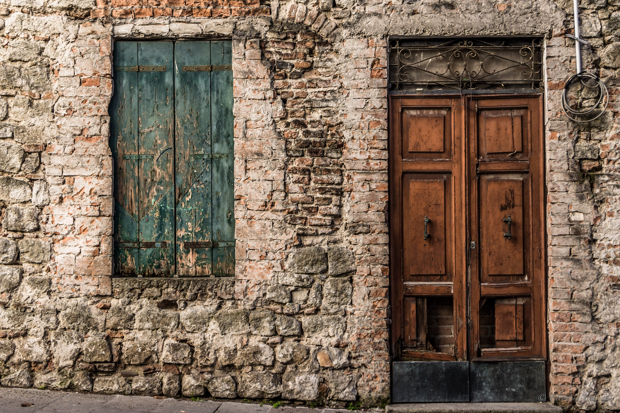 Canon EF-S 18-135mm F3.5-5.6 IS STM sample photo. Window and door in monselice, italy photography