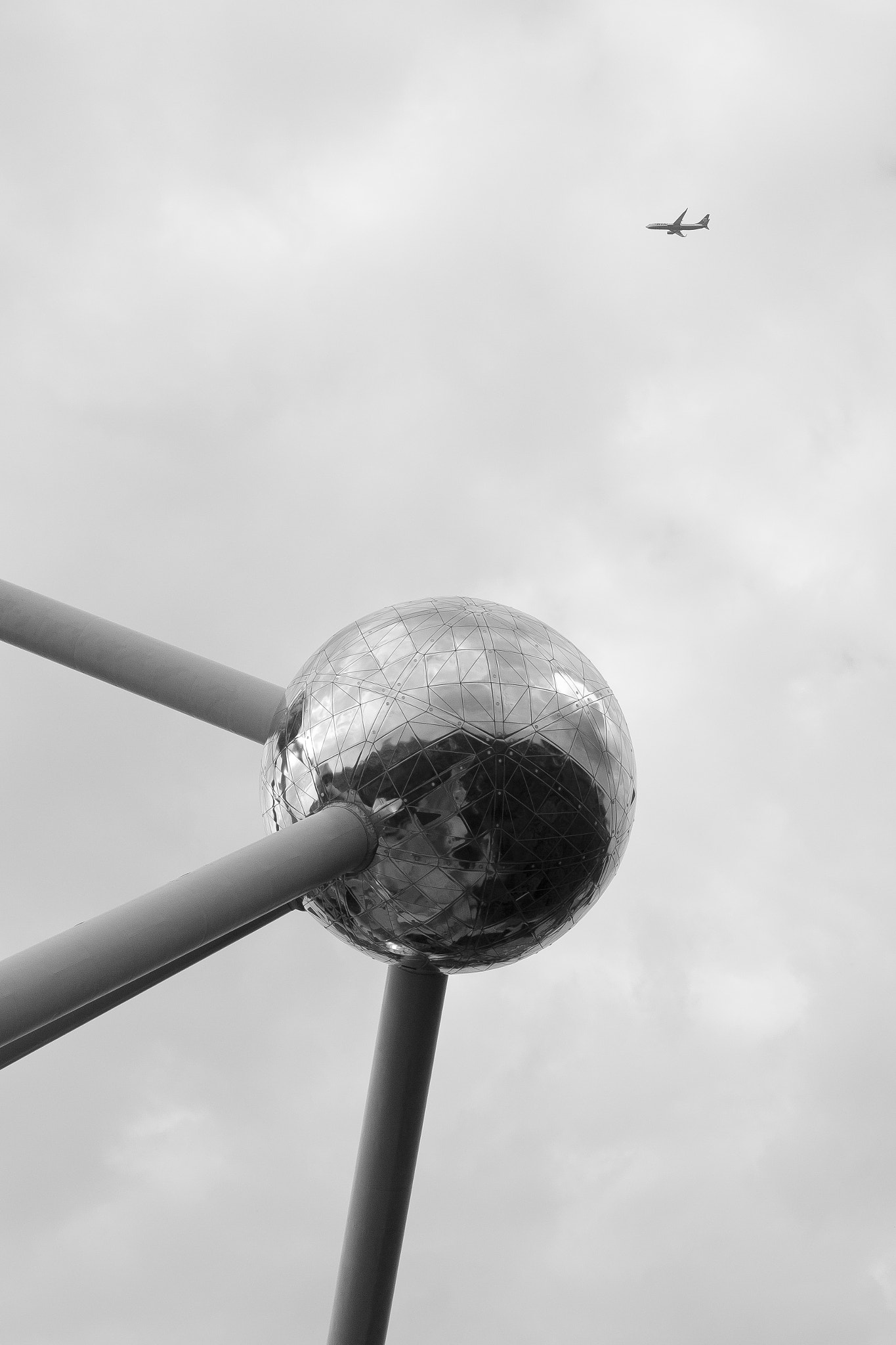 Canon EOS 550D (EOS Rebel T2i / EOS Kiss X4) sample photo. Atomium photography
