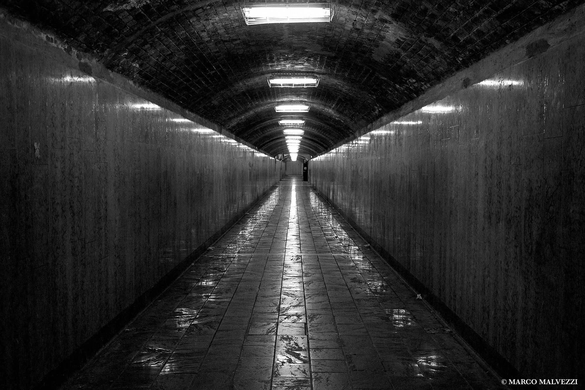 Canon EF-S 18-135mm F3.5-5.6 IS STM sample photo. Sotto la stazione photography