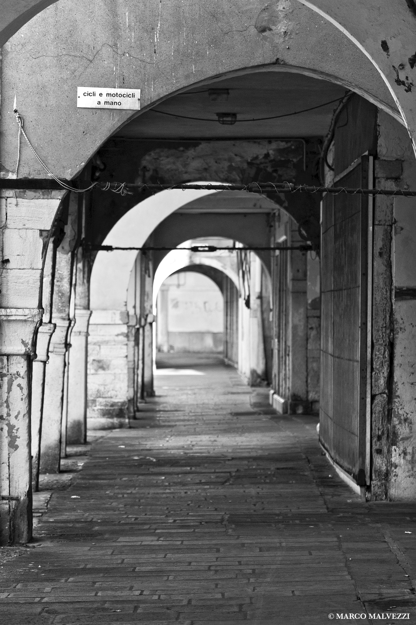 Canon EF-S 18-135mm F3.5-5.6 IS STM sample photo. Chioggia (portico) photography