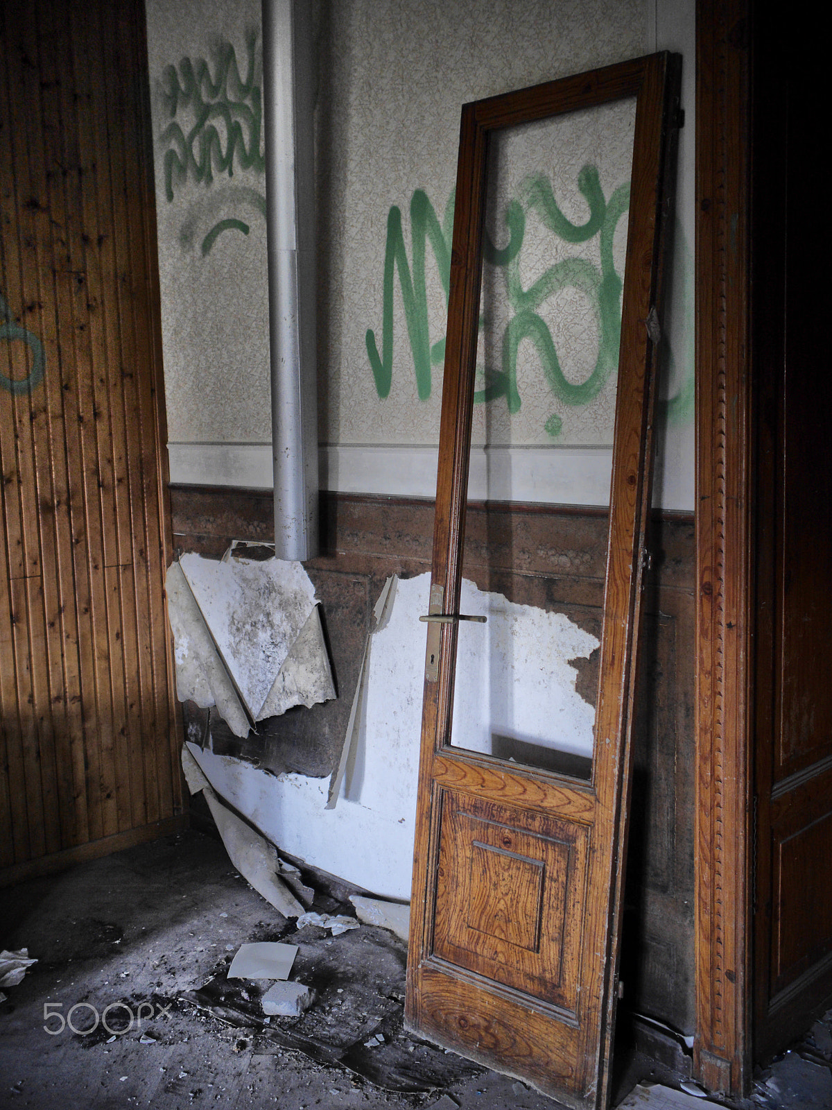 Panasonic Lumix DMC-GH3 + Olympus M.Zuiko Digital 17mm F1.8 sample photo. Abandoned summer school for children photography