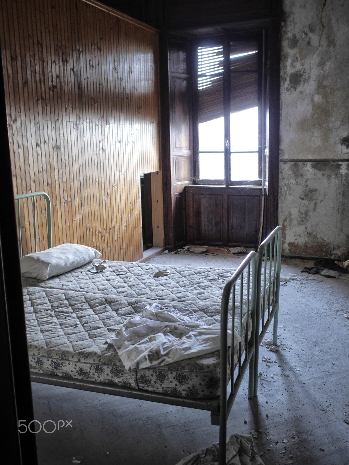 Panasonic Lumix DMC-GH3 + Olympus M.Zuiko Digital 17mm F1.8 sample photo. Abandoned summer school for children photography