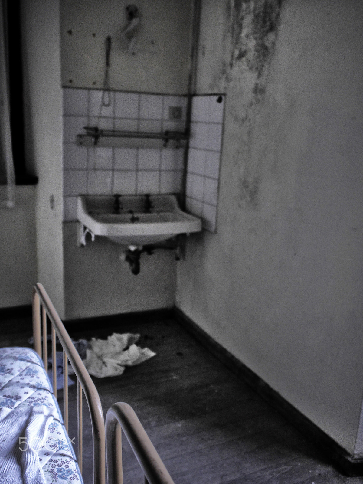 Panasonic Lumix DMC-GH3 + Olympus M.Zuiko Digital 17mm F1.8 sample photo. Abandoned summer school for children photography