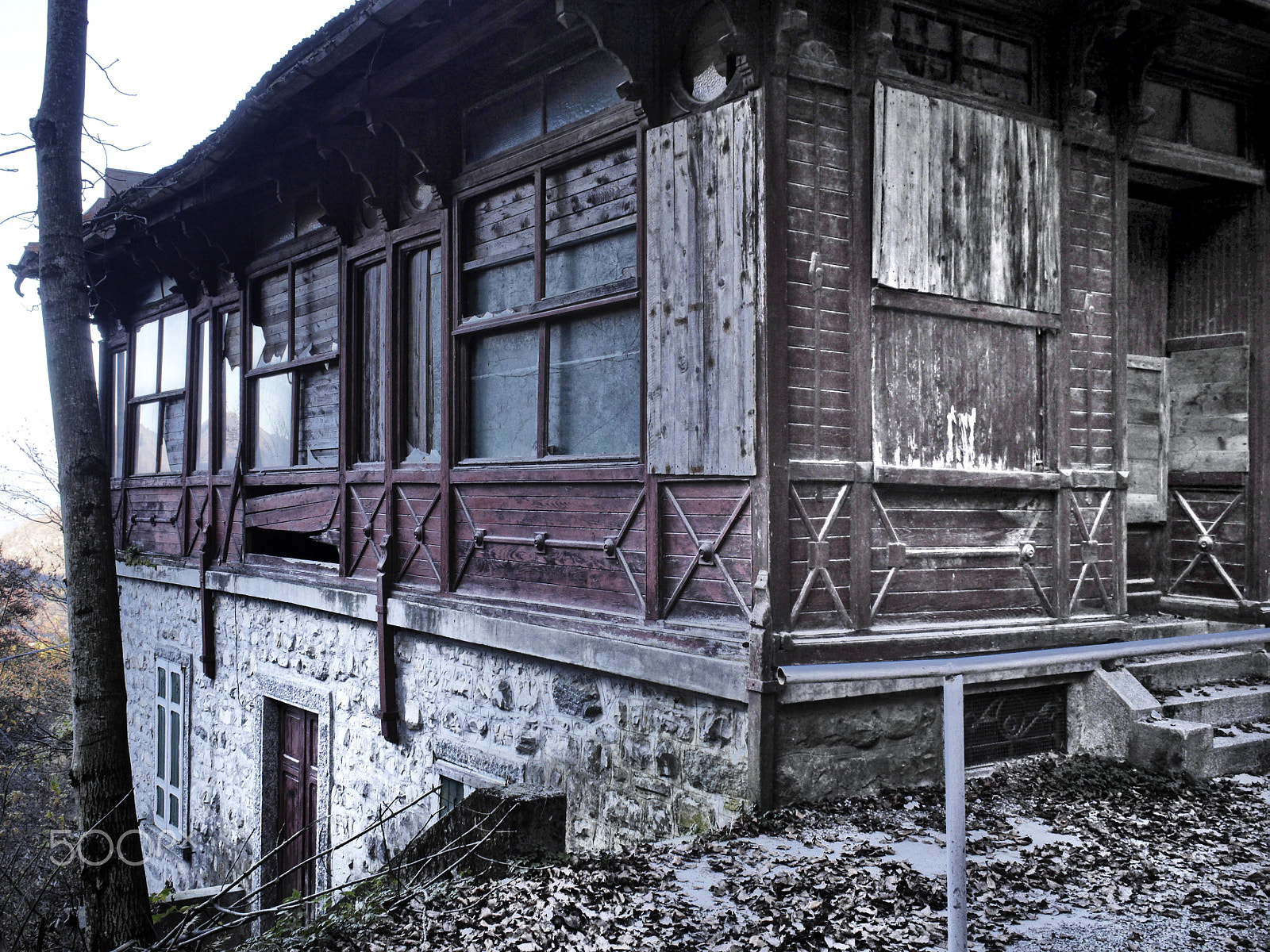 Panasonic Lumix DMC-GH3 + Olympus M.Zuiko Digital 17mm F1.8 sample photo. Abandoned summer school for children photography