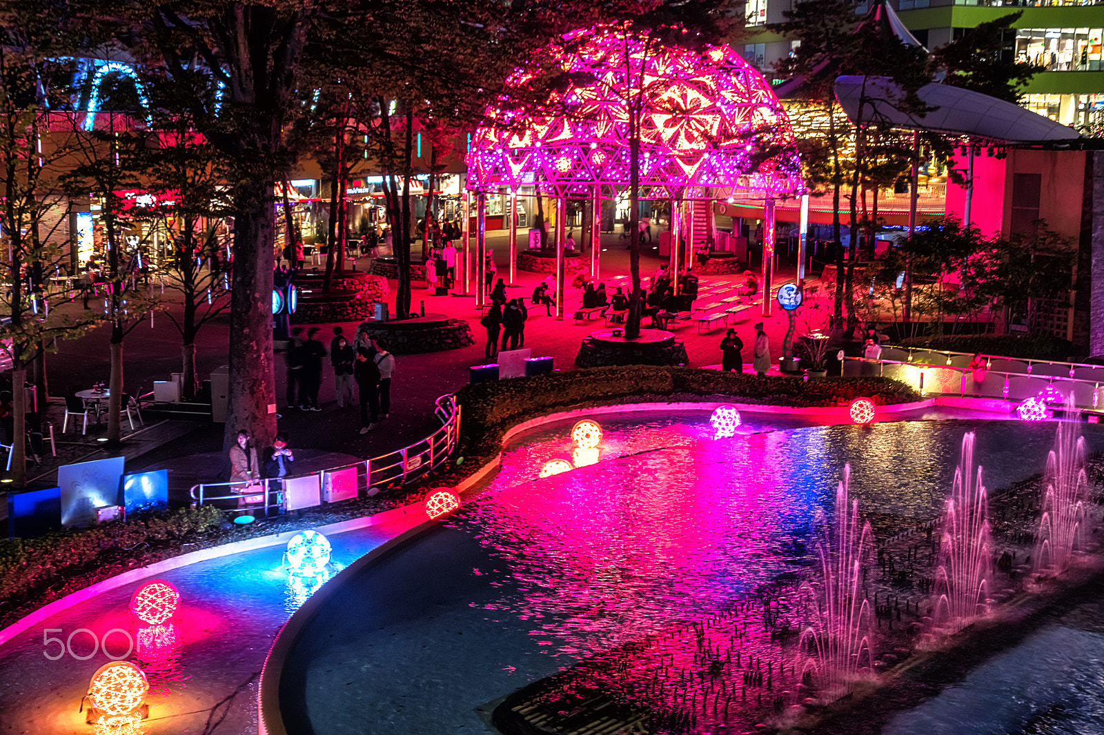 Sigma 24-105mm f/4 DG OS HSM | A sample photo. The light of christmas, and people. photography
