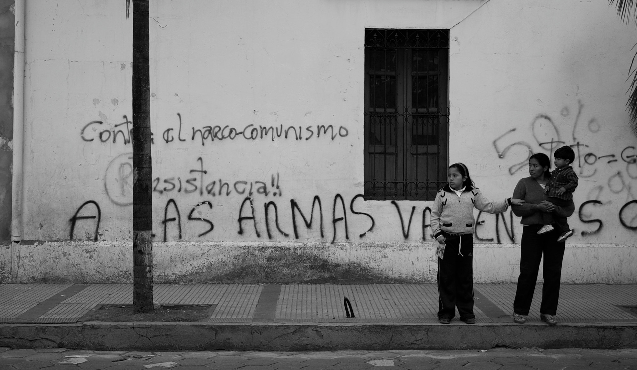 Pentax K110D sample photo. A las armas photography