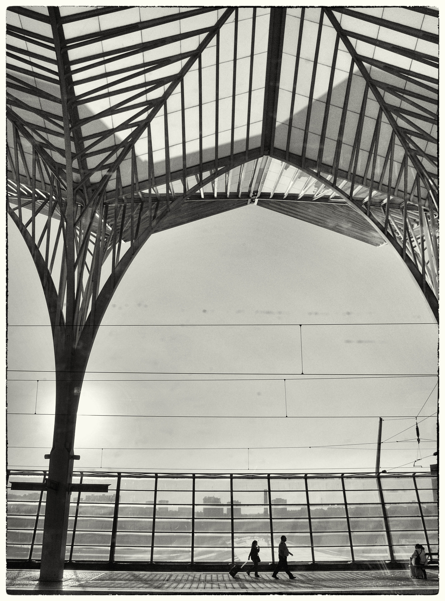 Nikon D60 + Sigma 18-200mm F3.5-6.3 DC sample photo. Lisboa - train station photography