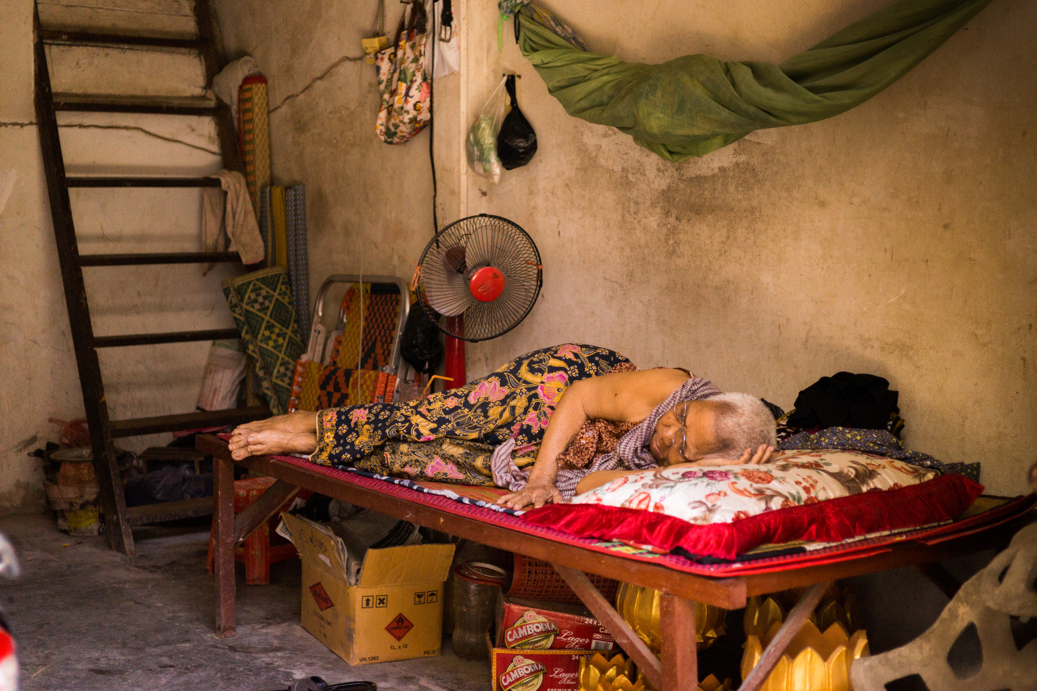 Sony Alpha NEX-7 + E 32mm F1.8 sample photo. Old woman sleeping photography