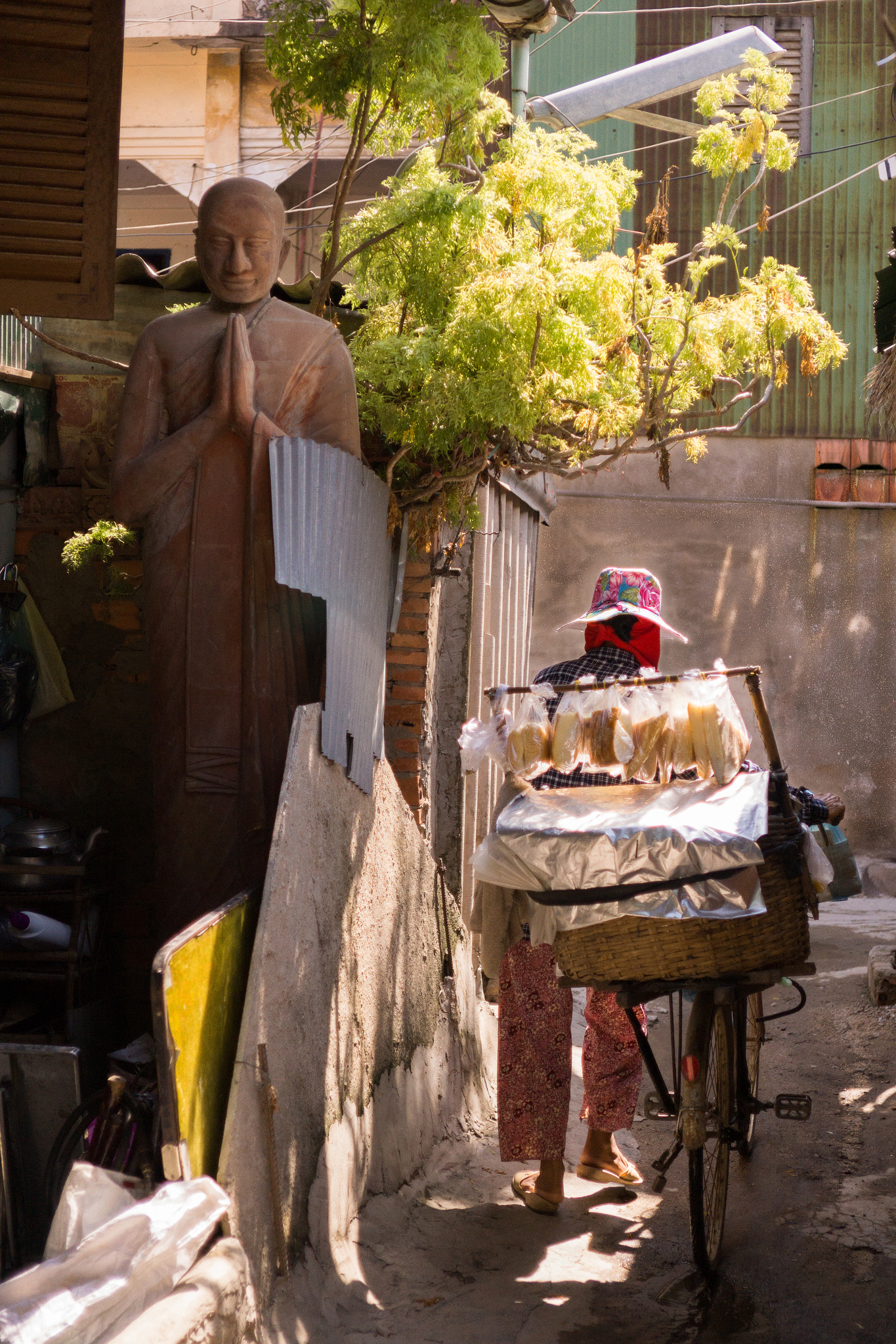 Sony Alpha NEX-7 + E 32mm F1.8 sample photo. Small street photography