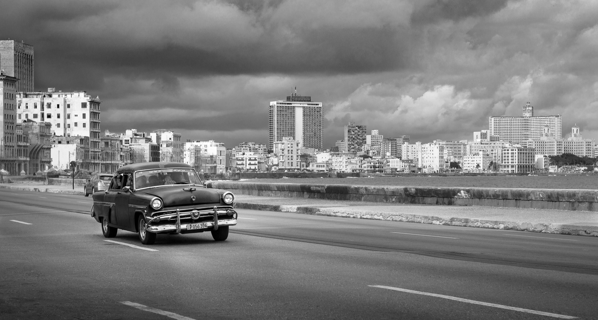 Sony SLT-A65 (SLT-A65V) + Minolta AF 50mm F1.7 sample photo. Taxi on havana malecón photography