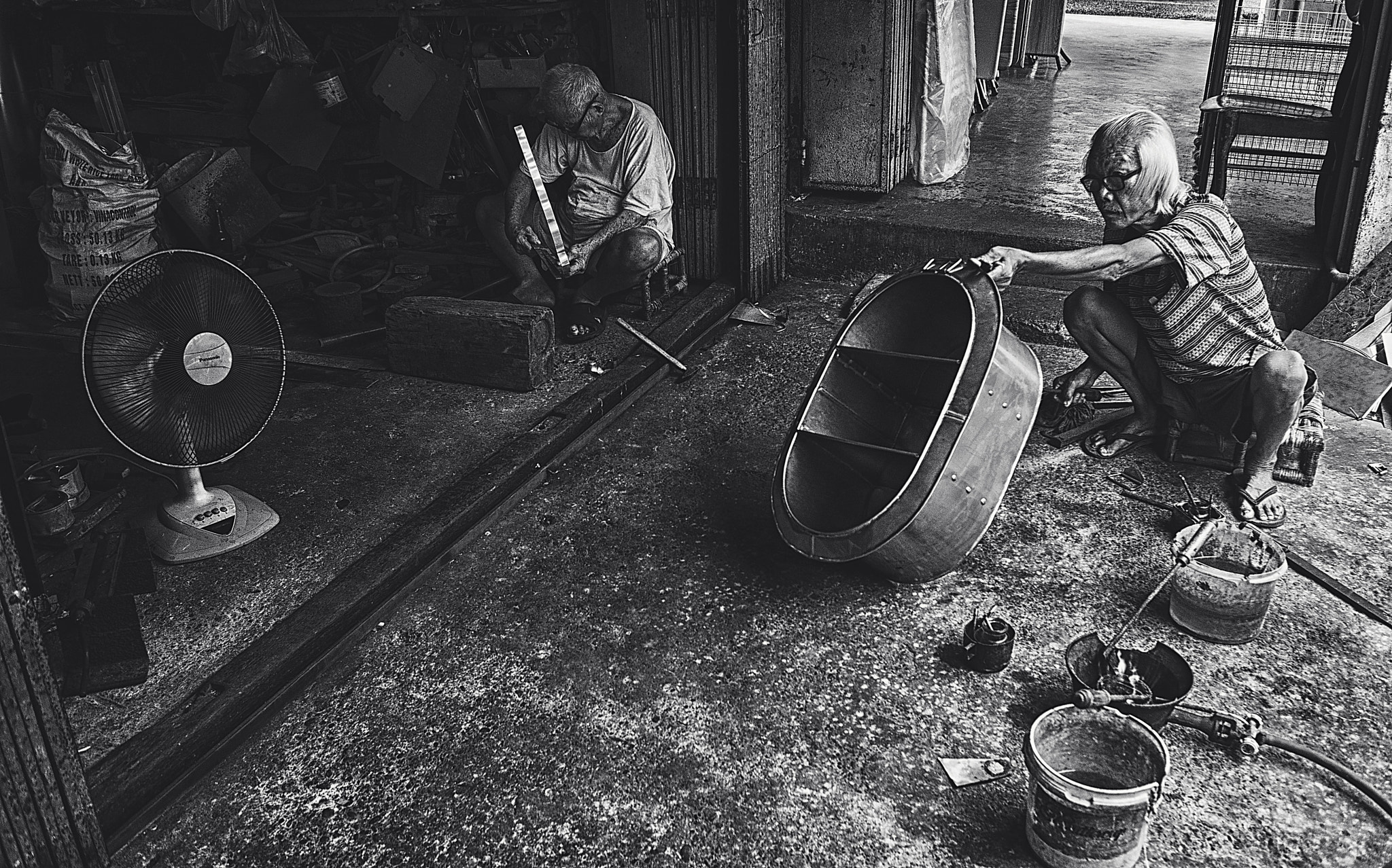 Nikon D700 + AF Nikkor 28mm f/2.8 sample photo. Aluminium tin maker at carpenter street, sarawak borneo.. photography