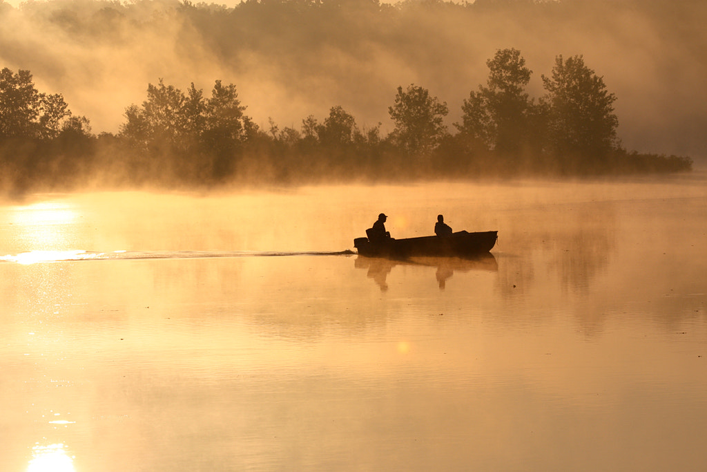 Canon EF 100-400mm F4.5-5.6L IS USM sample photo. Fishermen on the morning lake photography