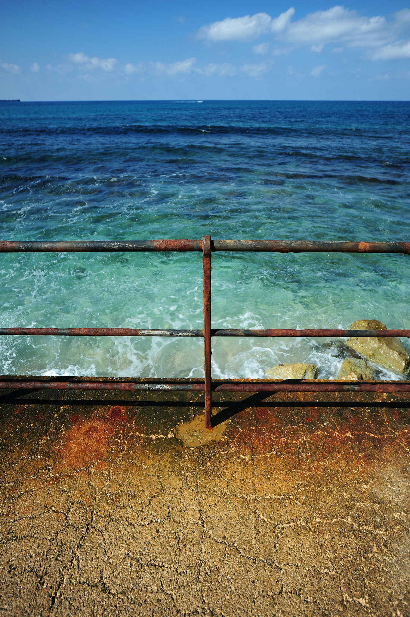 Nikon D700 + Sigma 15-30mm F3.5-4.5 EX DG Aspherical DF sample photo. Sea border photography