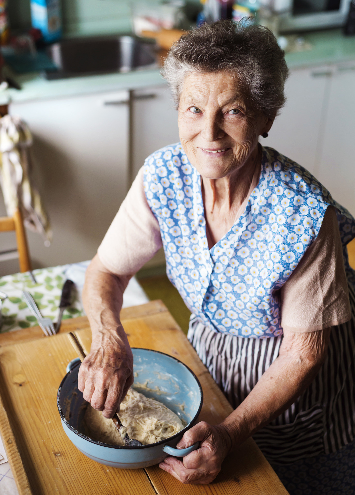 Nikon D4S + Nikon AF Nikkor 50mm F1.8D sample photo. Senior woman baking photography