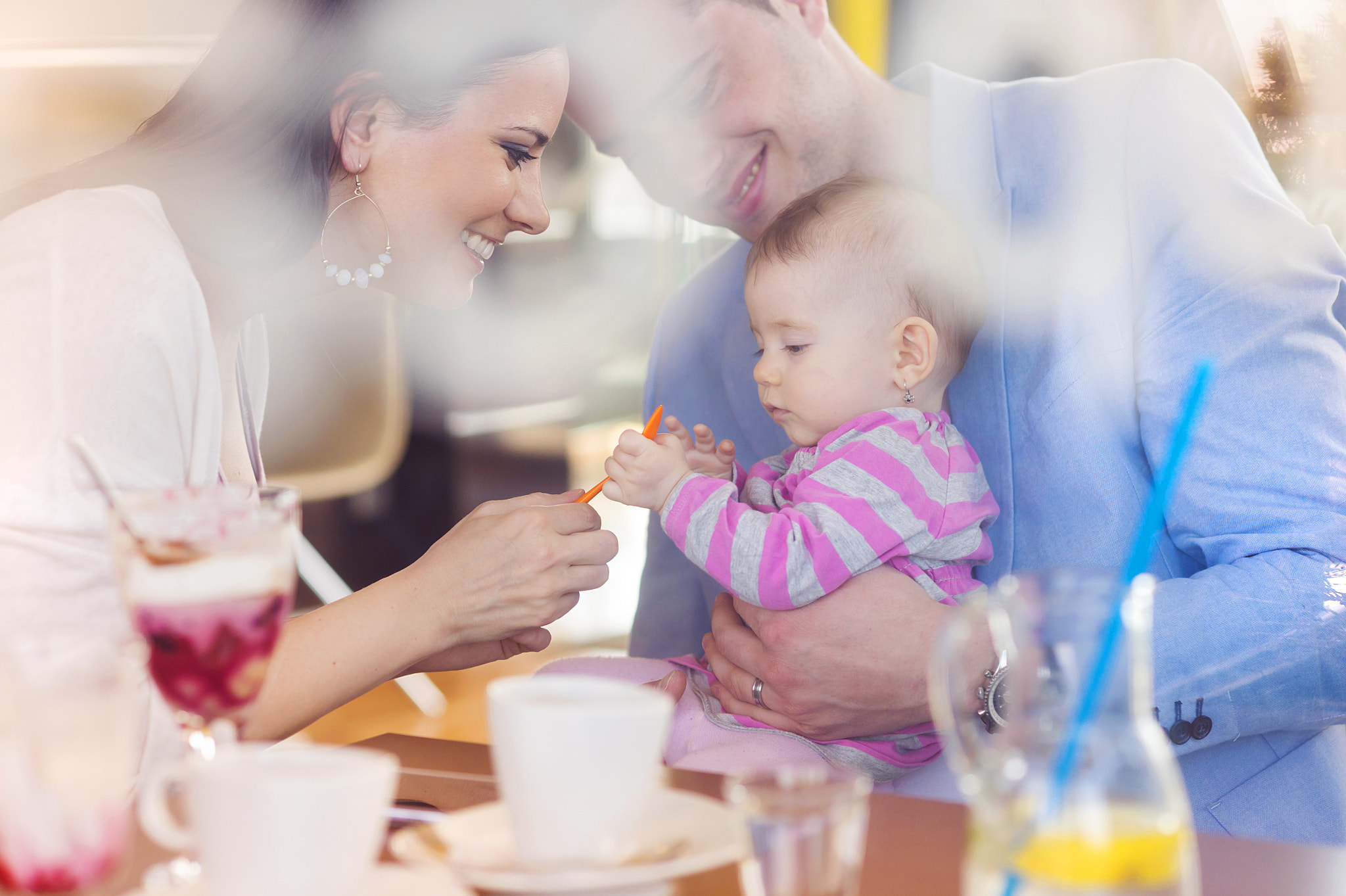 Nikon D4S + Nikon AF Nikkor 85mm F1.8D sample photo. Young family in cafe photography