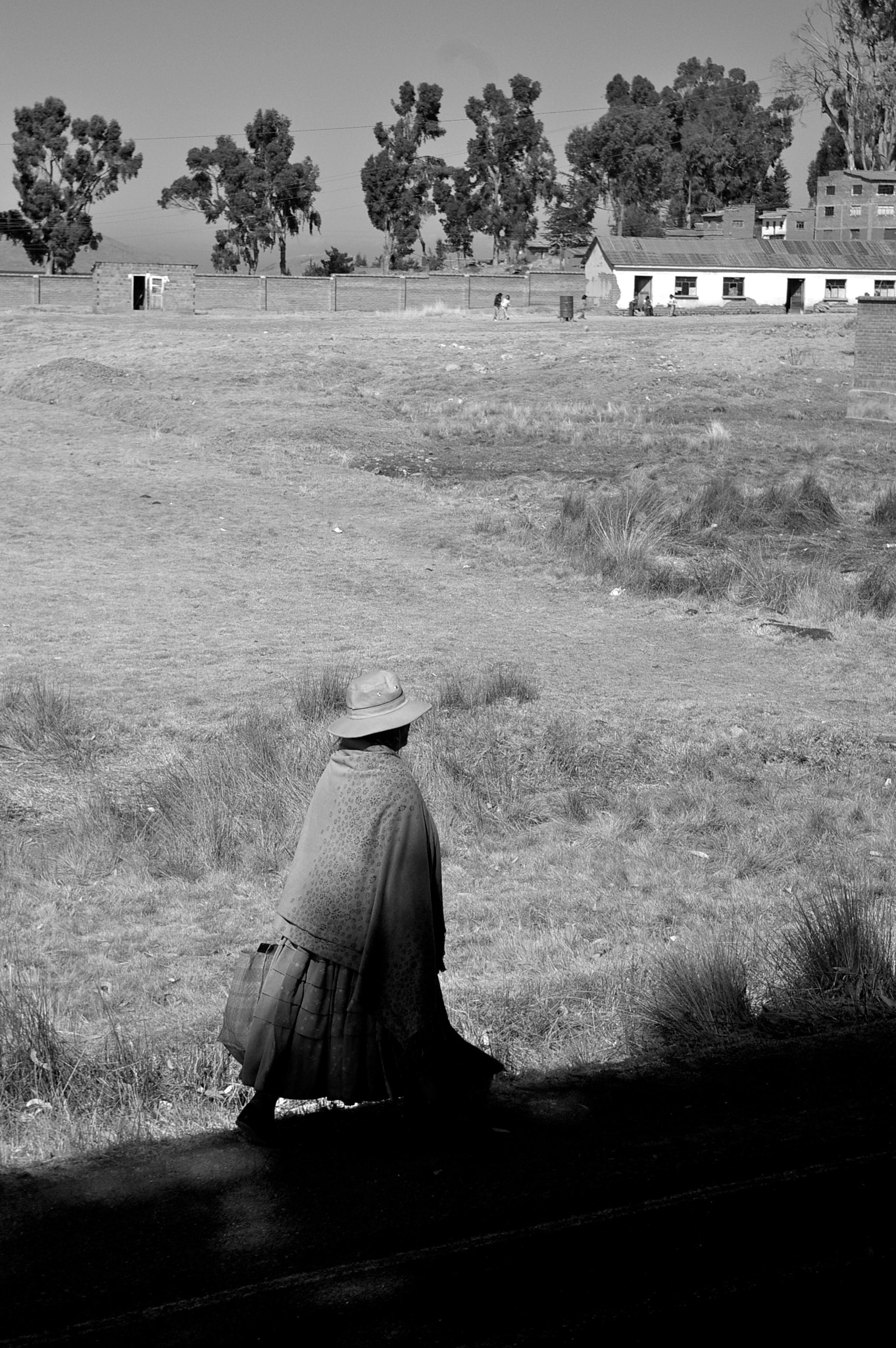 Pentax K110D sample photo. Mujer caminando photography