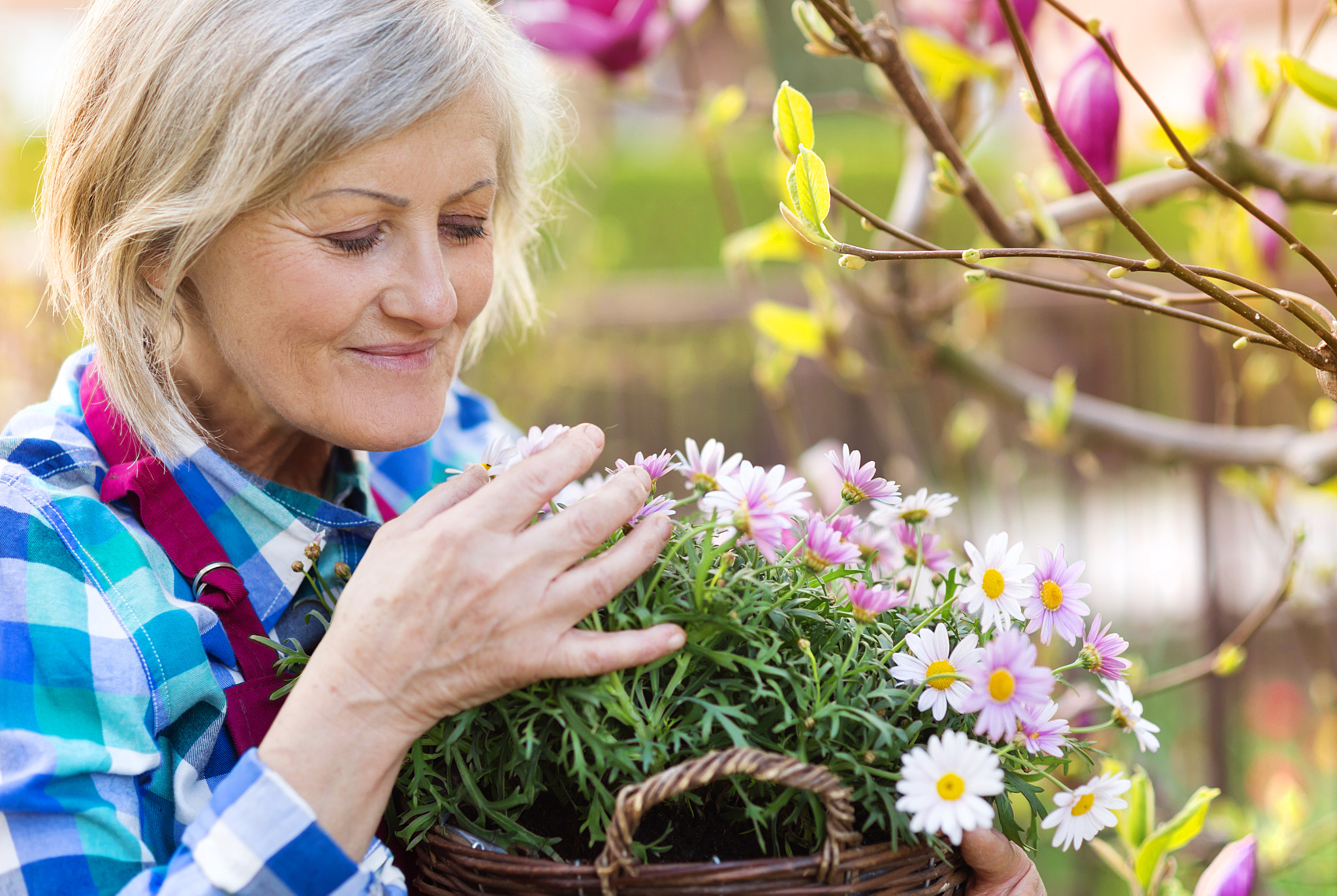 Nikon D4S + Nikon AF Nikkor 85mm F1.8D sample photo. Senior woman with flowers photography
