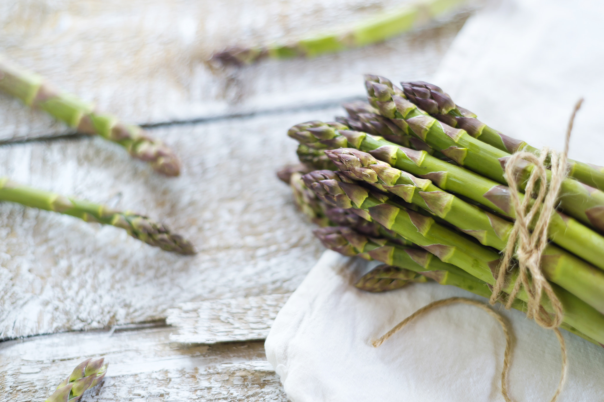 Nikon D4S + Nikon AF Nikkor 50mm F1.8D sample photo. Green asparagus photography