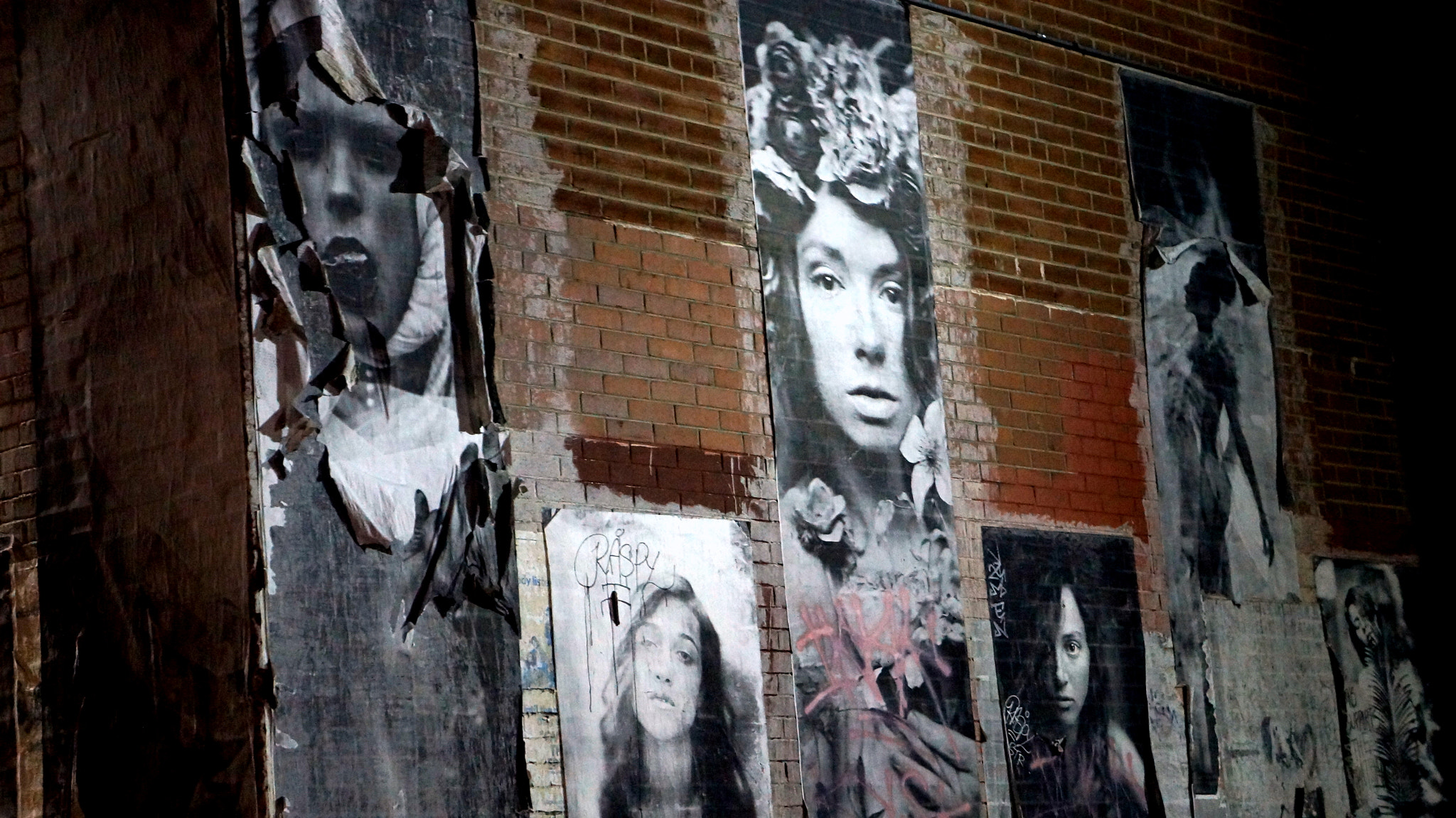 Sony FE 28-70mm F3.5-5.6 OSS sample photo. Faces on a wall. photography